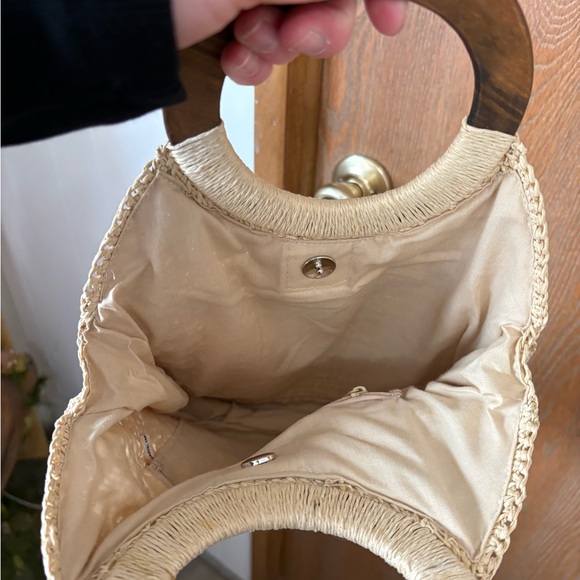 Beige Woven Vintage Tote handbag with Wooden Handles and Floral Accent 🌺 - Picture 3 of 6